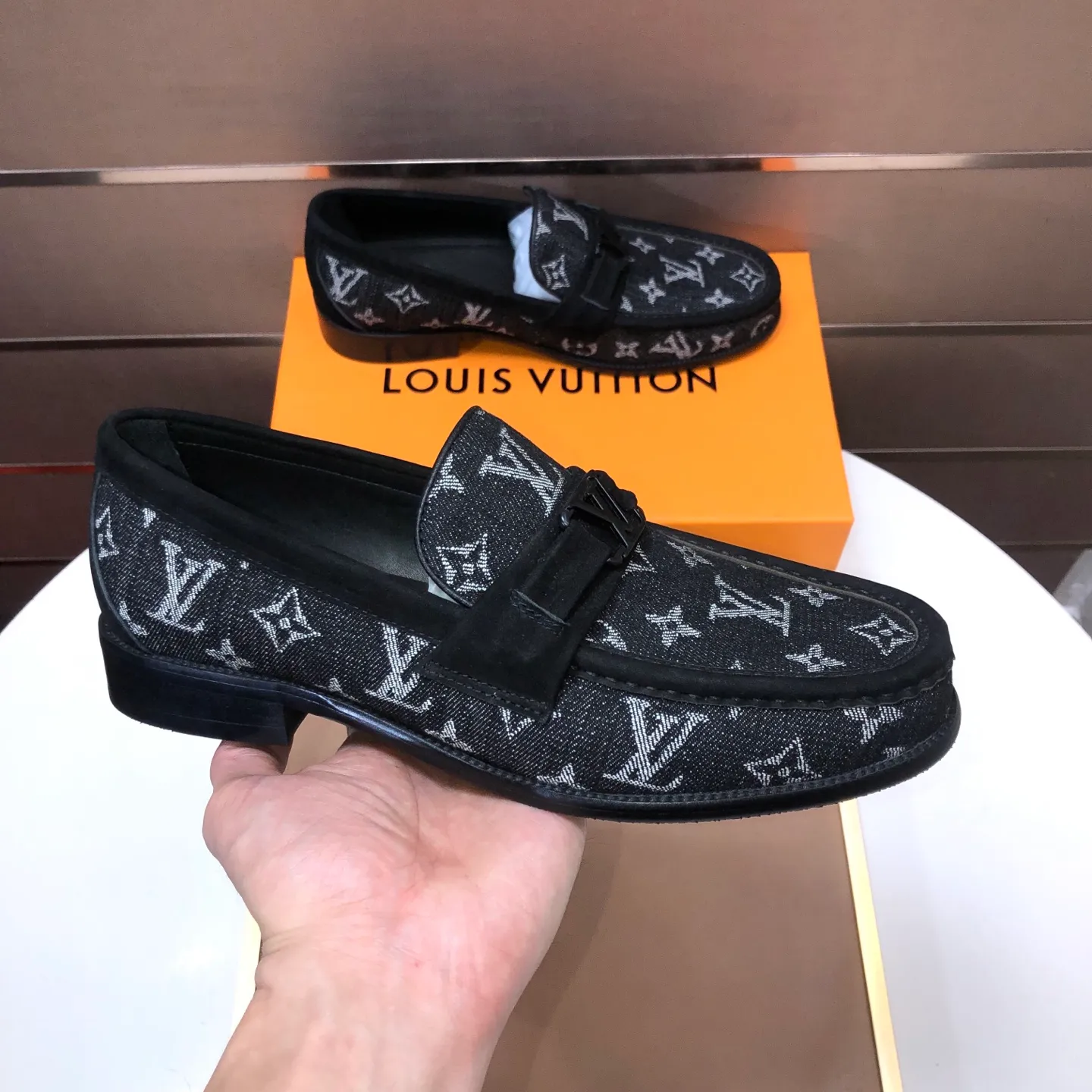 Men's men's shoes💰540💰[LV] (original single cowhide lining)🍀LV's latest genuine leather business suit shoes are available on the official website at the same time. The first-layer cowhide imported from Italy is made of heavy gold, and the official website has a 1:1 rubber outsole. Versatile to wear, high-end without losing class, and the color combination is extraordinary. This four-season style is alluring when worn on your feet, showing off your big-name flair. Standard code 38-45 (45 customized)